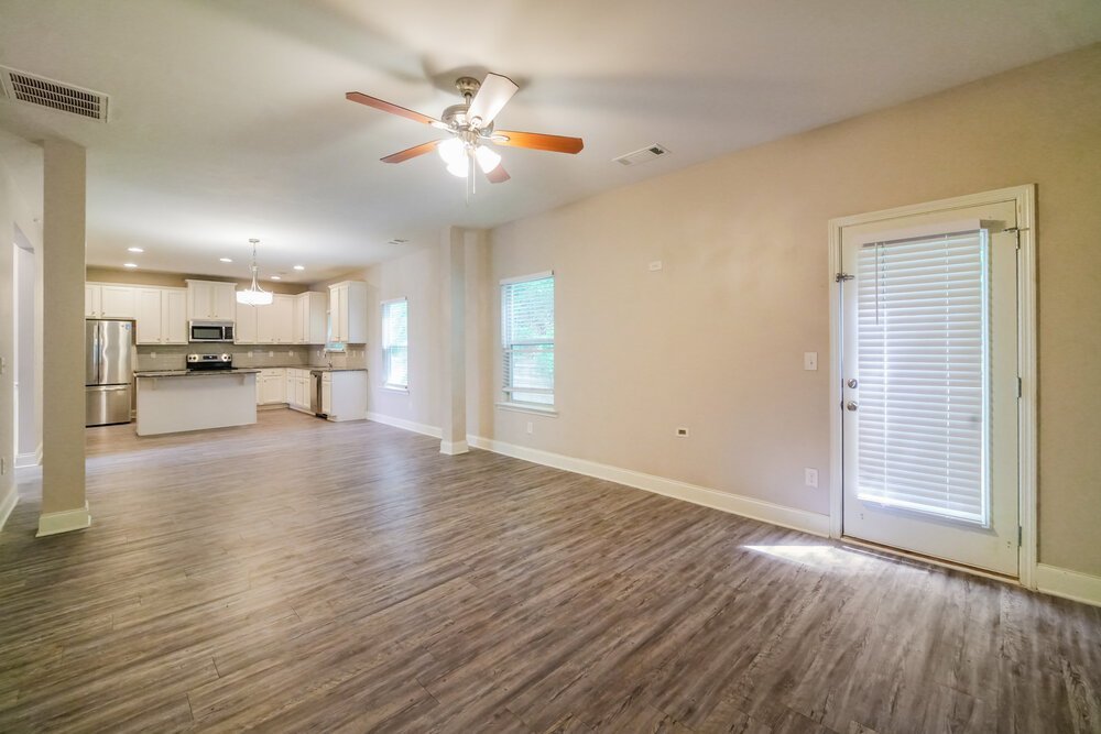 4-Bed Rental on 313 Kenmore Ct photo 6