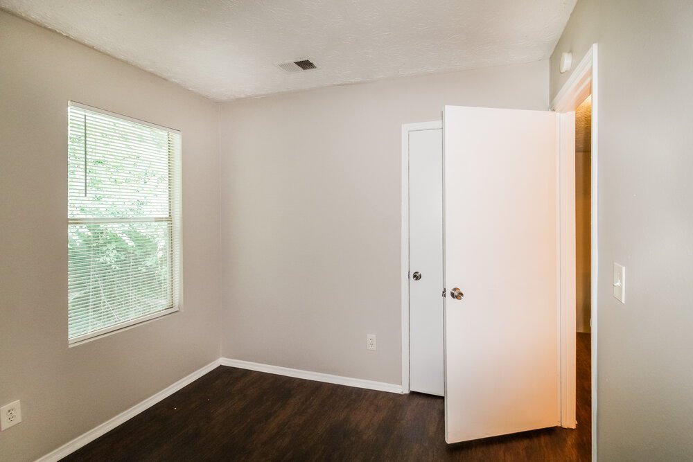 3-Bed Rental on 1985 Glenwood Downs photo 15