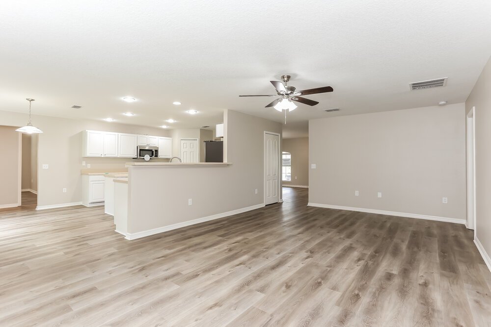 4-Bed Rental on 97122 Yorkshire Dr photo 3