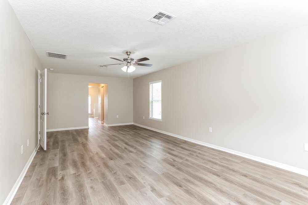 4-Bed Rental on 97122 Yorkshire Dr photo 11