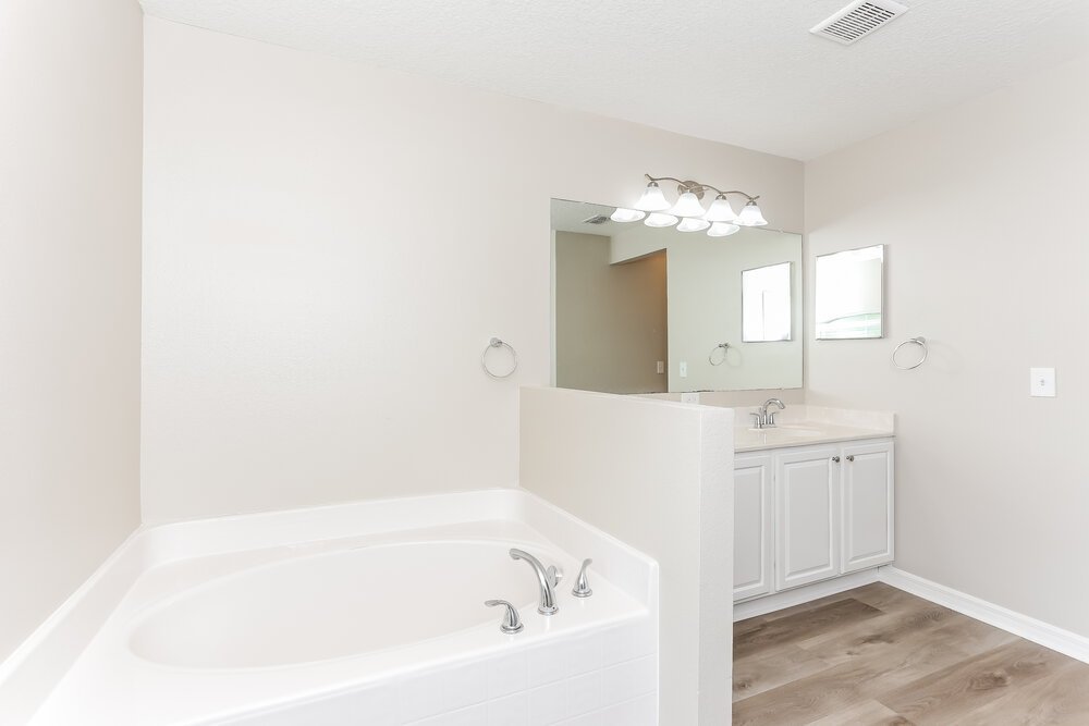 4-Bed Rental on 97122 Yorkshire Dr photo 13